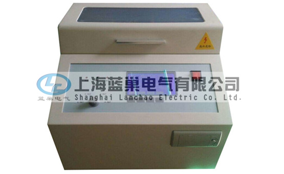 LCY-100B絕緣油介電強(qiáng)度試驗(yàn)儀是我公司經(jīng)過(guò)多次現(xiàn)場(chǎng)試驗(yàn)和長(zhǎng)期不懈努力，精心開(kāi)發(fā)的高準(zhǔn)確度、全數(shù)字化工業(yè)儀器。該機(jī)操作簡(jiǎn)便，造型美觀大方